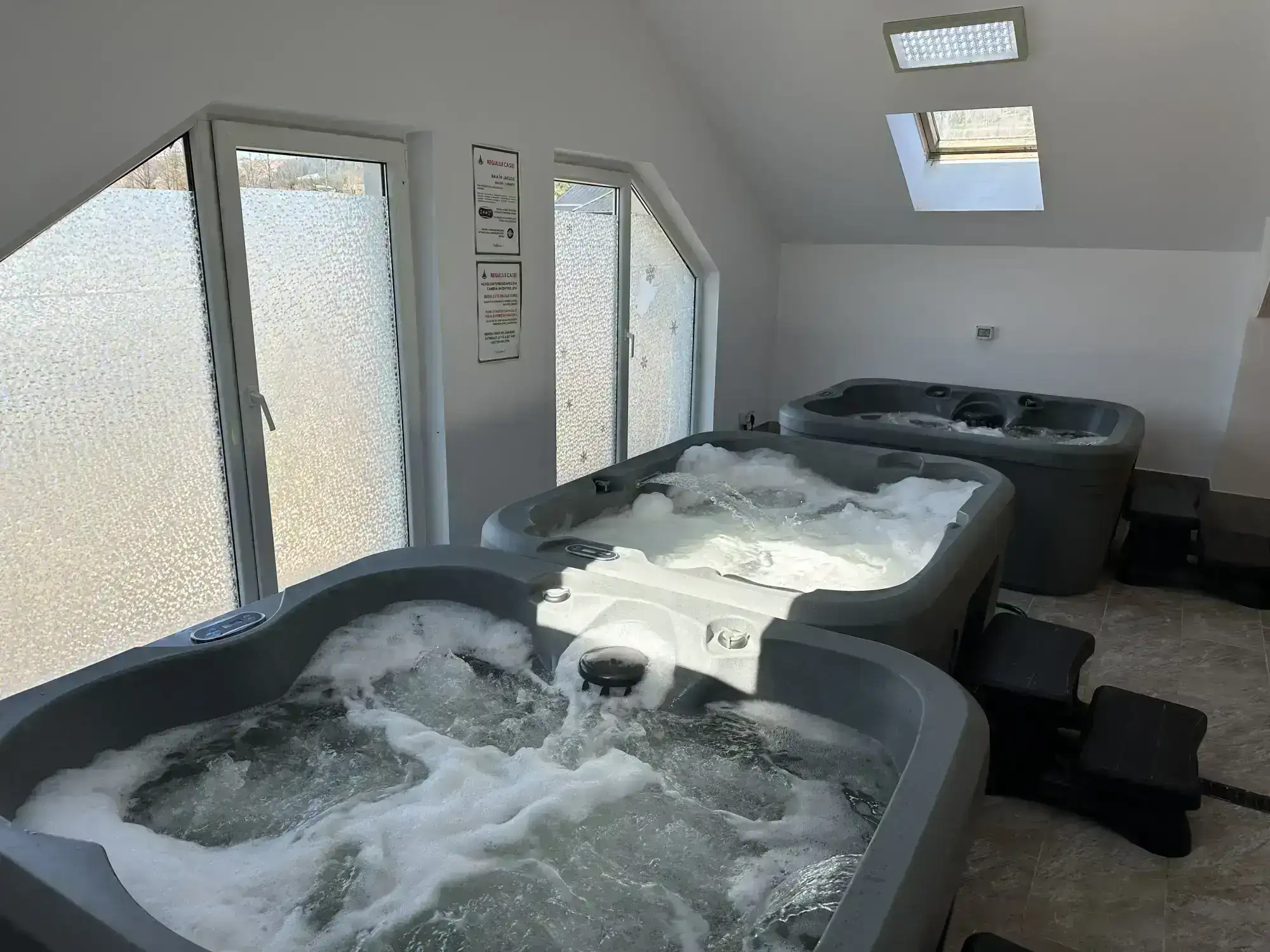 Zona de relaxare cu jacuzzi și apă sărată